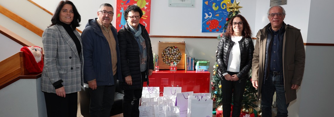 Município oferece presentes à Casa da Criança