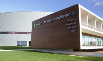 Car de Anadia recebe taça do mundo de ginástica de trampolins