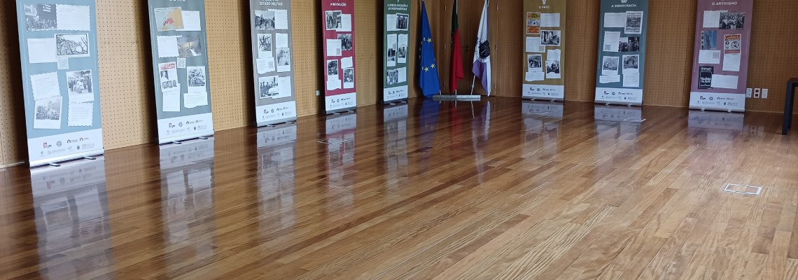 Exposição sobre 25 de abril patente na Biblioteca