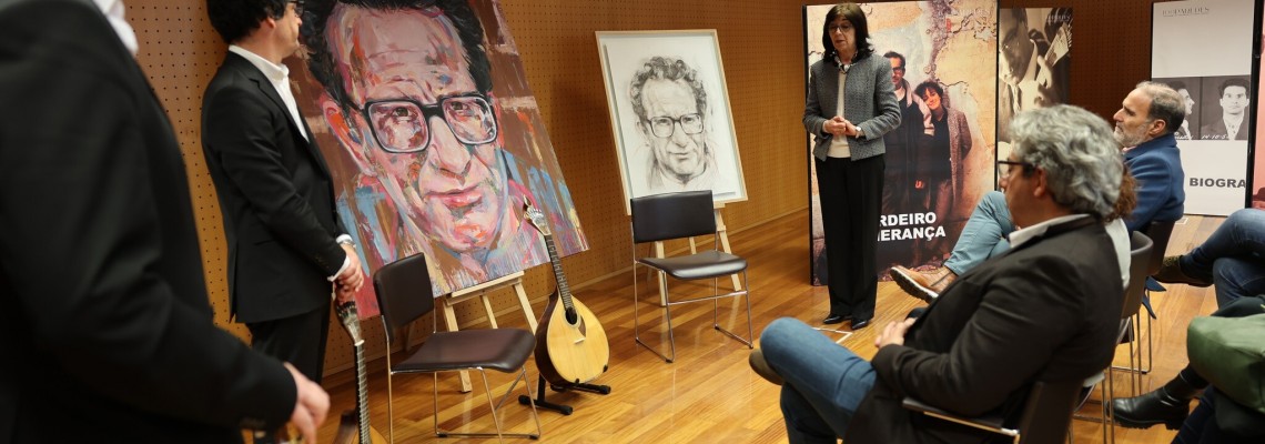 Exposição sobre vida e obra de Carlos Paredes patente na Biblioteca Municipal