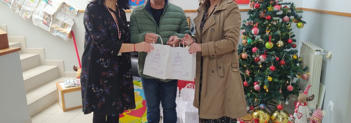 Entrega de presentes na Casa da Criança