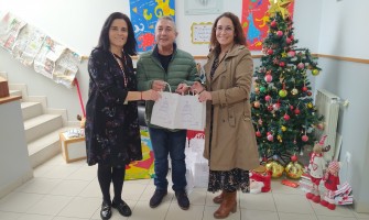 Entrega de presentes na Casa da Criança