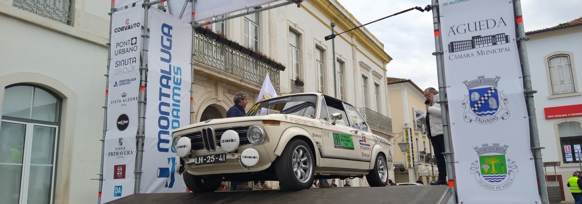 Rally noturno de automóveis clássicos