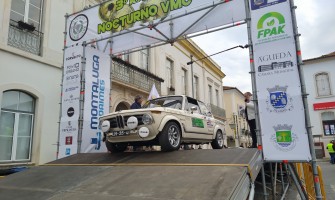 Rally noturno de automóveis clássicos
