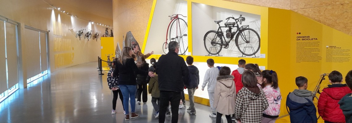 Alunos visitam Museu das Duas Rodas e CAR